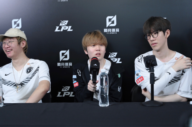 今的众人瞩 今的众人瞩